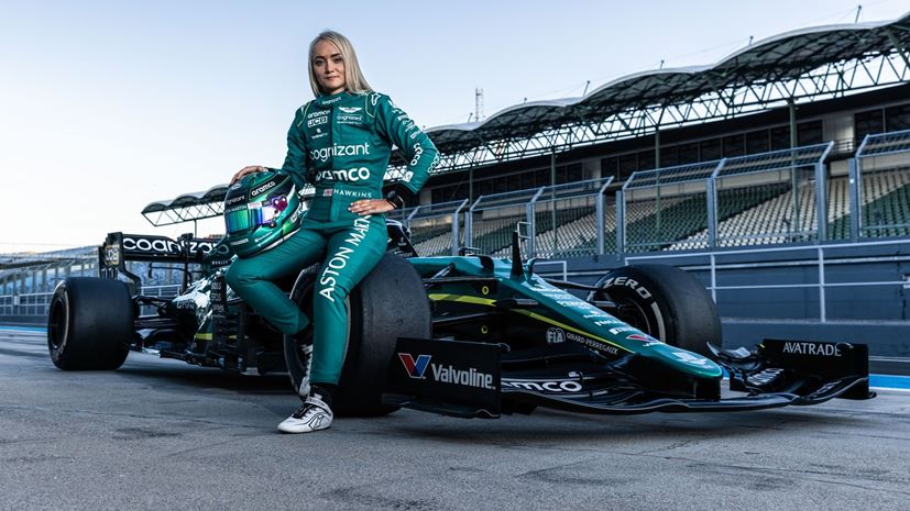 Μια γυναίκα …ζεσταίνεται για τις πίστες της Formula1