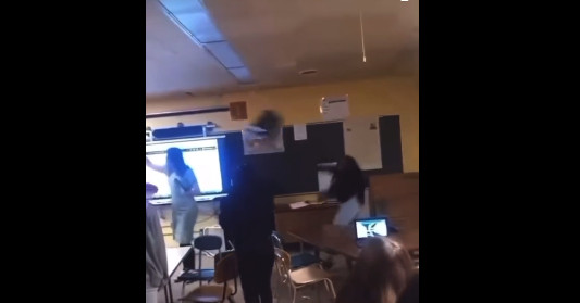 Μαθήτρια πέταξε καρέκλα στο κεφάλι καθηγήτριας