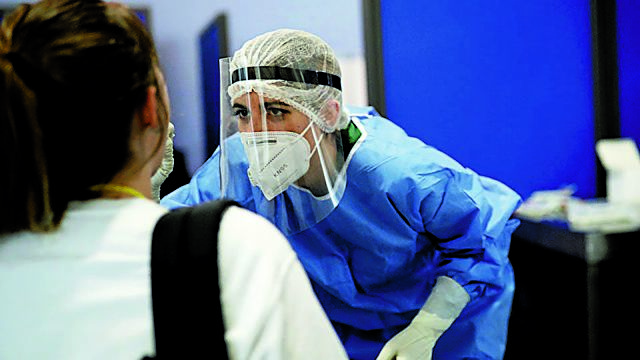 Συναγερμός για κύμα γρίπης και κορωνοϊού