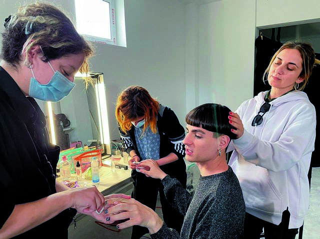 «Απειροι άνθρωποι σαν αστερισμοί…»