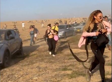 Δεκάδες νέοι διασκεδάζουν σε φεστιβάλ ενώ έχει ξεκινήσει η επίθεση της Χαμάς