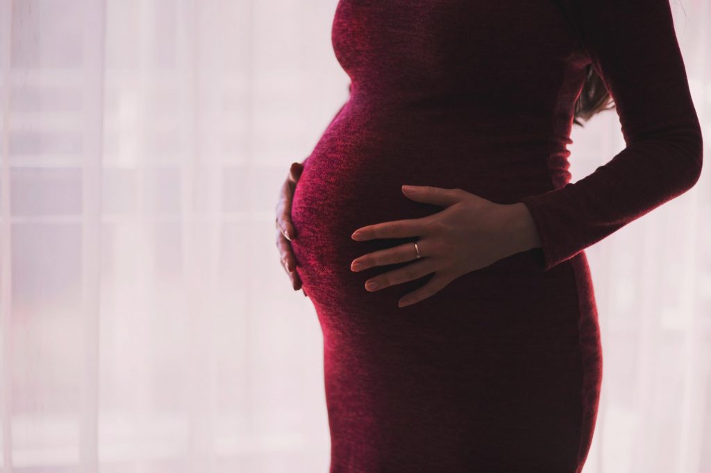 Έγκυος στον 9ο μήνα καταγγέλλει ξυλοδαρμό από τον επιχειρηματία σύντροφό της