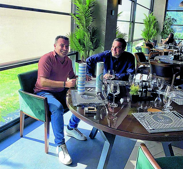 Δύο πρώην αντάμωσαν με κρασί και ούζο στη Στρώμνιτσα