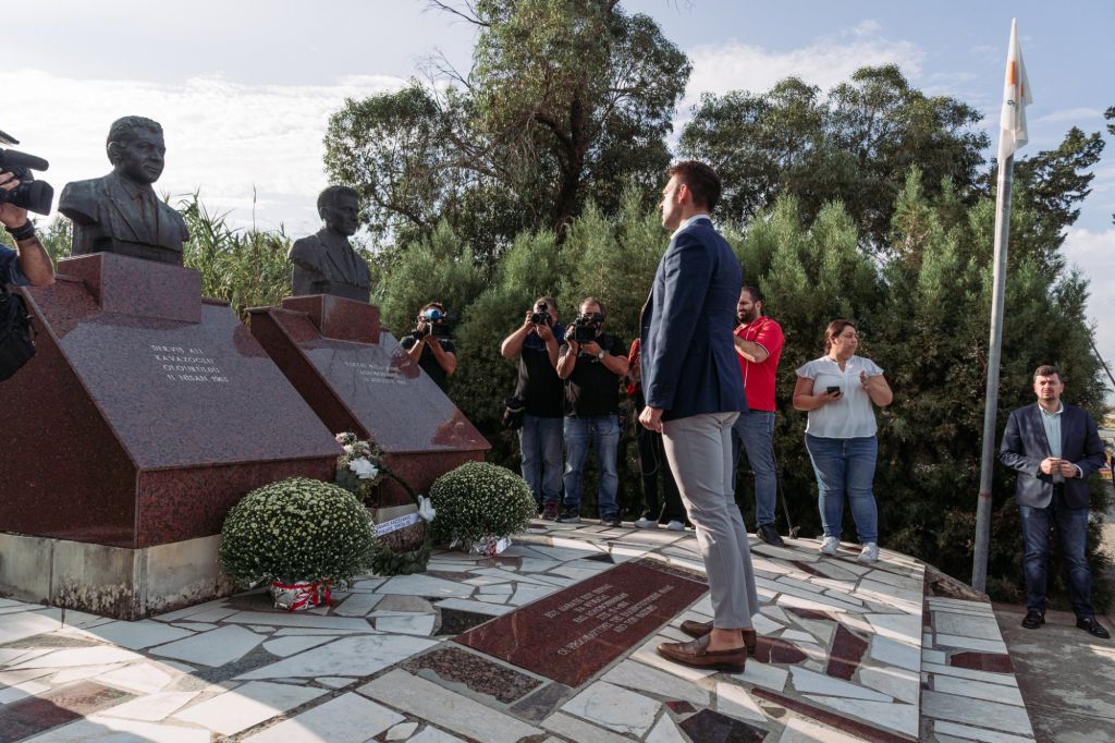 Κύπρος: Ο Στέφανος Κασσελάκης κατέθεσε στεφάνι στο μνημείο των ηρωομαρτύρων Καβάζογλου και Μισιαούλη