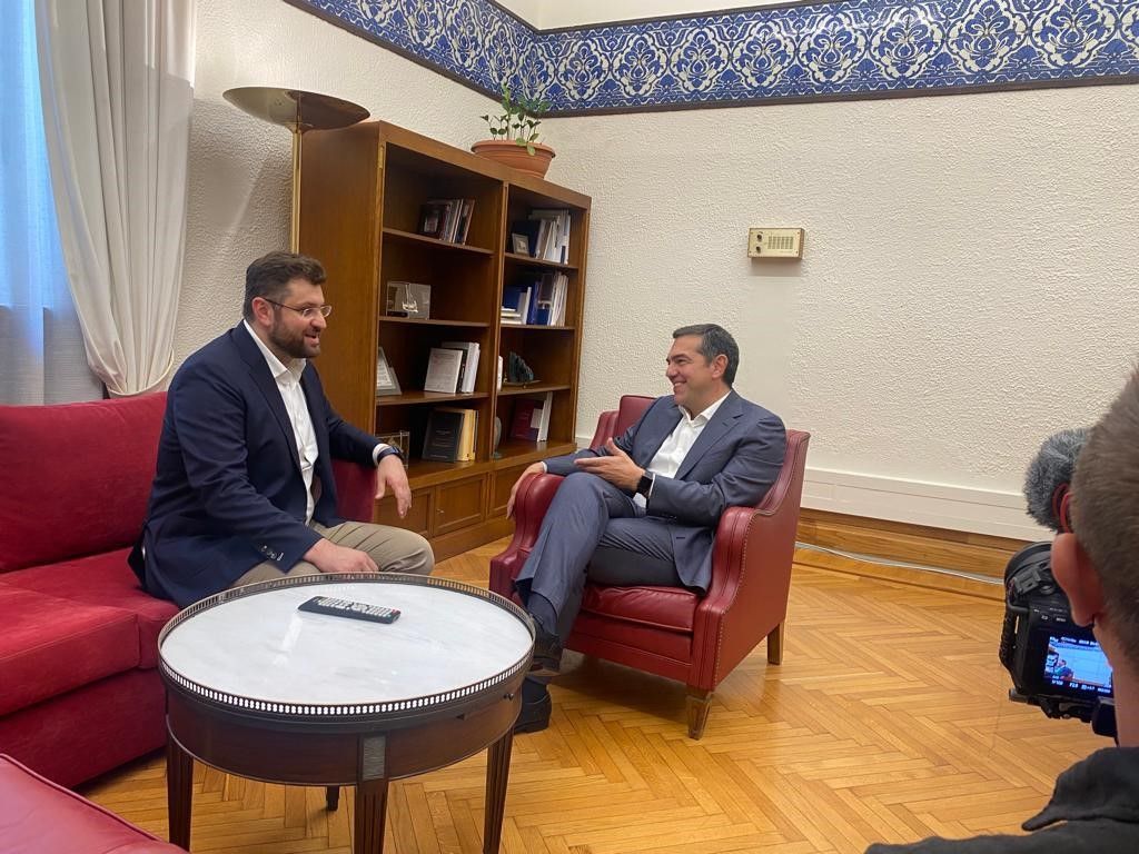 Τετ α τετ στήριξης Τσίπρα – Ζαχαριάδη στη Βουλή