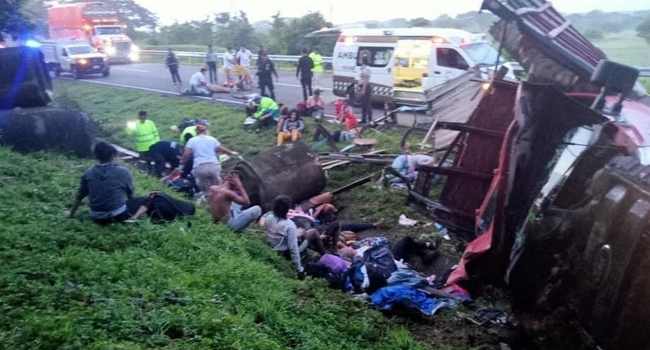 Ανατροπή φορτηγού – 10 μετανάστες νεκροί και 25 τραυματίες