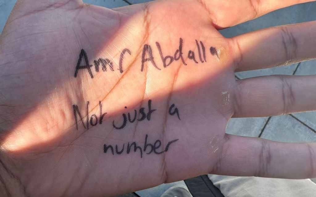 Γάζα: Παιδιά στην Παλαιστίνη γράφουν το όνομά τους στα χέρια ώστε να μπορούν να αναγνωριστούν