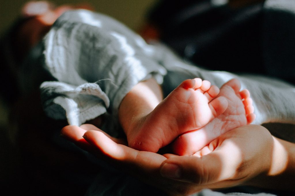Πάτρα: «Το μωρό είχε μελανιάσει» – Αποκαλυπτική μαρτυρία για τη νέα υπόθεση με τα δύο βρέφη