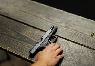 Θεσσαλονίκη: Βγήκαν τα όπλα – Επιτέθηκαν σε εργαζόμενους επιχείρησης γιατί τους ενοχλούσε ο θόρυβος