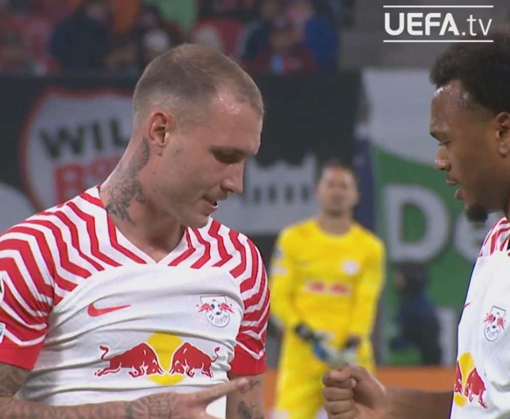 Με «πέτρα, μολύβι, ψαλίδι, χαρτί»… αποφάσισαν ποιος θα εκτελέσει το φάουλ στη Λειψία