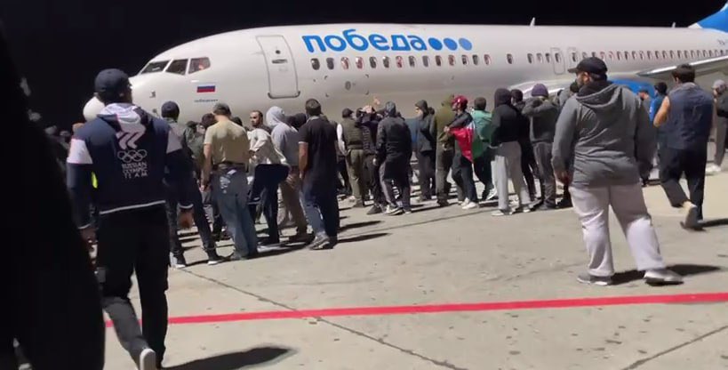 Χάος στο Νταγκεστάν της Ρωσίας – Πλήθος εισέβαλε σε αεροδρόμιο ψάχνοντας για Ισραηλινούς