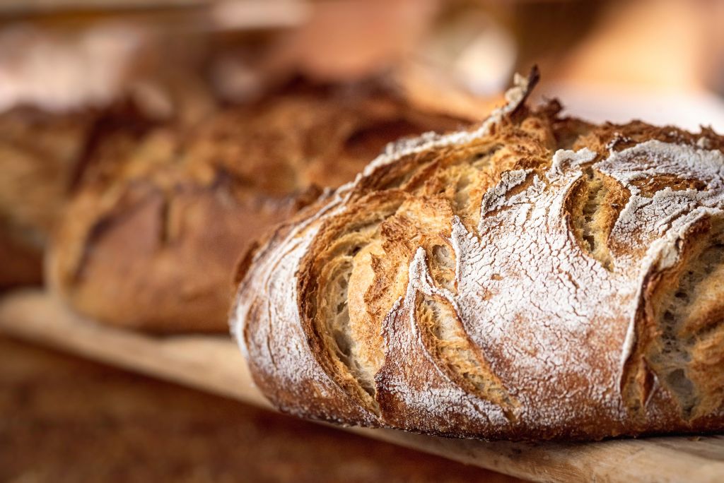 Οι Έλληνες έκοψαν το κρέας και «το έριξαν» στο ψωμί  – Η ακρίβεια άλλαξε τις διατροφικές μας συνήθειες