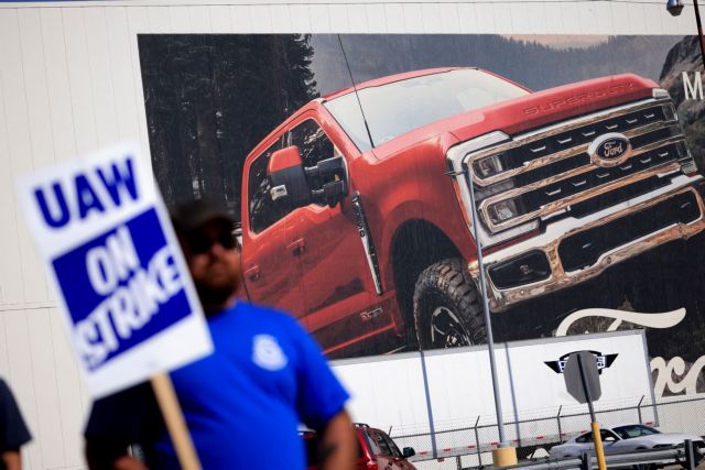 Ford: Ιστορική απεργία καταλήγει σε συμφωνία για αυξήσεις 25%