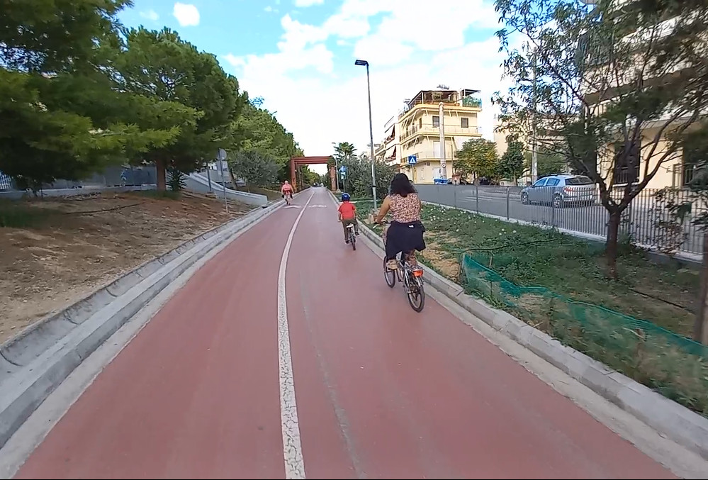 Η απέραντη μοναξιά των ελληνικών ποδηλατόδρομων