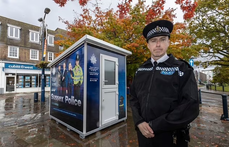 Αυτό είναι το μικρότερο Αστυνομικό Τμήμα της Βρετανίας – Έχει μόνο δύο καρέκλες…