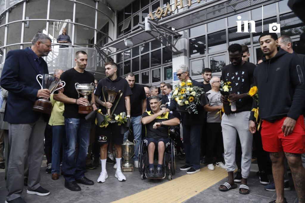 Οι παίκτες του Άρη αποχαιρέτησαν τον Γιάννη Ιωαννίδη με τα τρόπαια που κατέκτησε