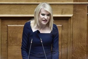 Θεοδώρα Τζάκρη: Μπέρδεψε τον Ιώβ με τον Ιωνά για χάρη του… Κασσελάκη