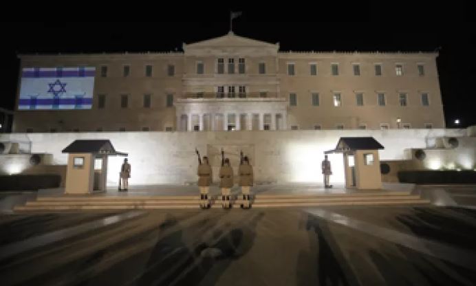 Βουλή: Φωταγωγήθηκε με τη σημαία του Ισραήλ