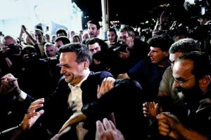 Το αουτσάιντερ «πήρε στα χέρια του» τον Δήμο της Αθήνας από το φαβορί