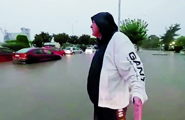 Το πολιτικό σύστημα τον άφησε στο απυρόβλητο