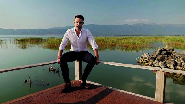 Όταν ο Κασσελάκης… μεταλλάσσεται – Τα διαφορετικά πρόσωπα του προέδρου του ΣΥΡΙΖΑ