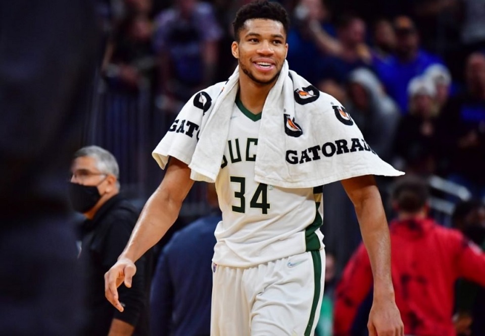 Φοβερός Αντετοκούνμπο, «καθάρισε» για τους Μπακς