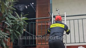 Φωτιά σε σπίτι στη Λαμία: Διασωληνώθηκε ο ιδιοκτήτης – Είχε εγκλωβιστεί μέσα