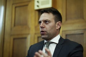 Τι γέφυρες επιχειρεί να χτίσει ο Κασσελάκης με τις επαφές του στις Βρυξέλλες