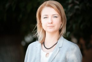 Ρωσία: Πρώην τηλεπαρουσιάστρια, διαζευγμένη και μητέρα τριών παιδιών θέλει να θέσει υποψηφιότητα κόντρα στον Πούτιν