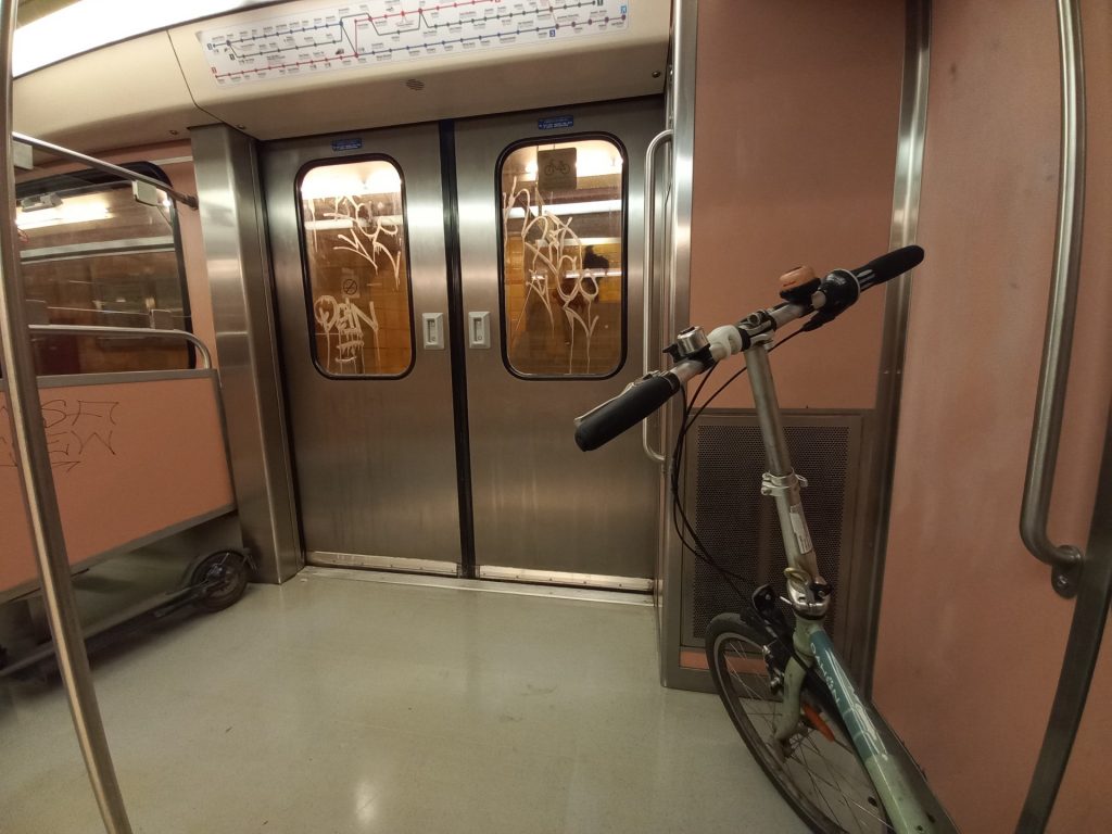 Μετρό, ποδήλατο, βίοι αντίθετοι…