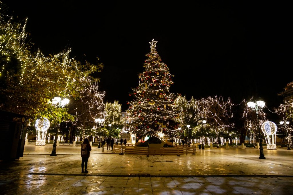 Η Αθήνα φορά τα γιορτινά της – Ανάβει σήμερα το χριστουγεννιάτικο δέντρο