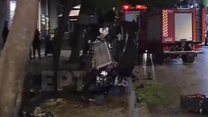 Τρομακτικό τροχαίο στο κέντρο της Αθήνας: Αυτοκίνητο έγινε άμορφη μάζα σιδερικών – Δείτε βίντεο