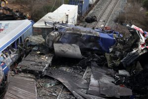 Τέμπη: Μικρά υπολείμματα οστών και όχι ανθρώπινα μέλη βρέθηκαν στα συντρίμμια
