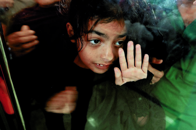 Βομβαρδίζουν τη Γάζα από ξηρά, θάλασσα και αέρα