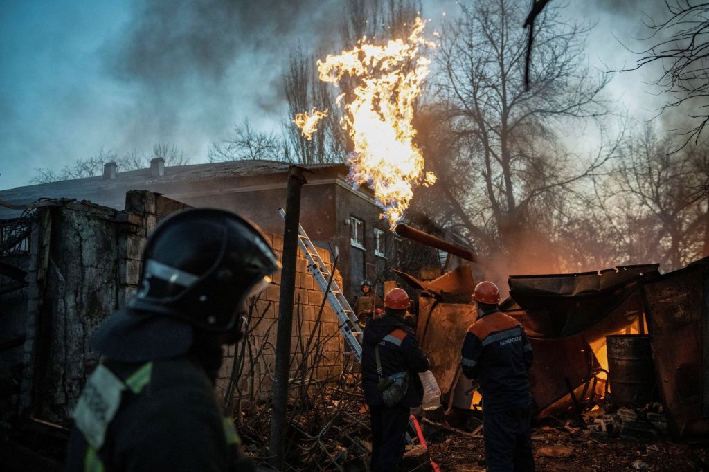 Ουκρανία: Έξι νεκροί από πυραυλική επίθεση στο Ντονέτσκ – Η στιγμή του χτυπήματος
