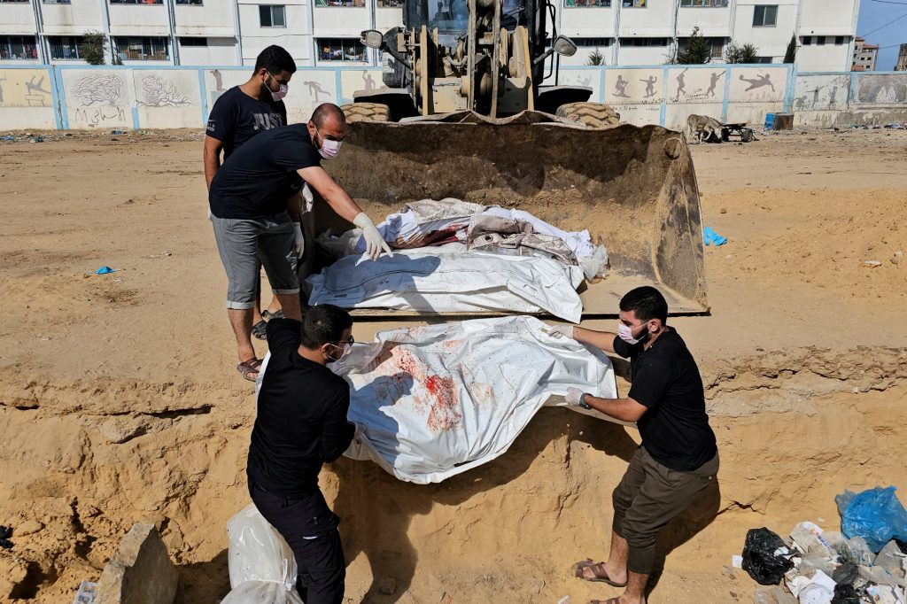 Ισραήλ: «Αδέσποτα σκυλιά τρώνε πτώματα στους δρόμους της Γάζας»