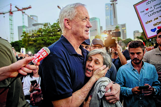 Απειλεί να ρίξει την κυβέρνηση ο Μπένι Γκαντζ