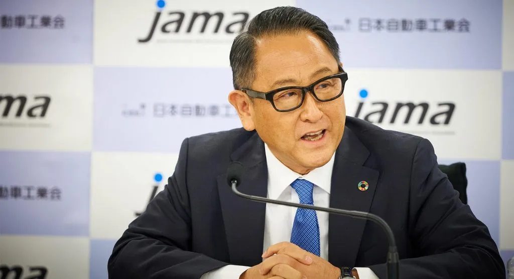 Ακίο Τογιόντα: Το φρένο στις πωλήσεις ηλεκτρικών δικαιώνει τον πρώην πρόεδρο της Toyota