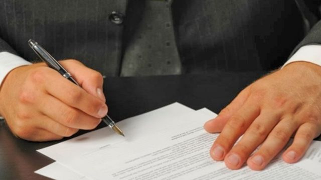 Συνεχίζουν επ’ αόριστον την αποχή τους οι συμβολαιογράφοι