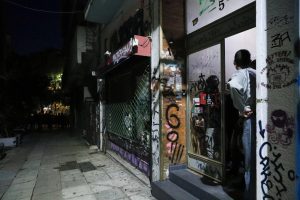 Σοκαριστικό βίντεο: Η στιγμή που ο «δράκος των Εξαρχείων» επιτίθεται σε 29χρονη για να τη βιάσει