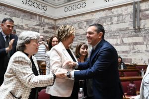 ΚΟ ΣΥΡΙΖΑ: Δεν έκρυβαν τον ενθουσιασμό τους οι βουλευτές – Όρθιοι χειροκροτούσαν τον Τσίπρα για ώρα