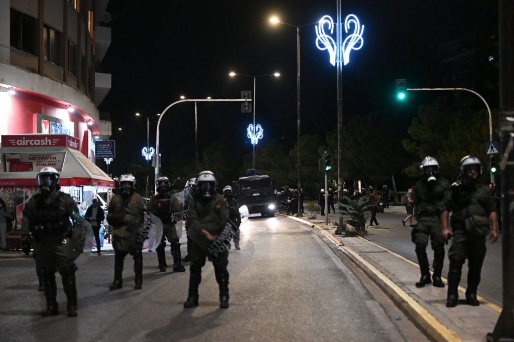 Επίθεση κατά αστυνομικών στην πλατεία Βικτωρίας – ΜΑΤ στο σταθμό «Μοναστηράκι»