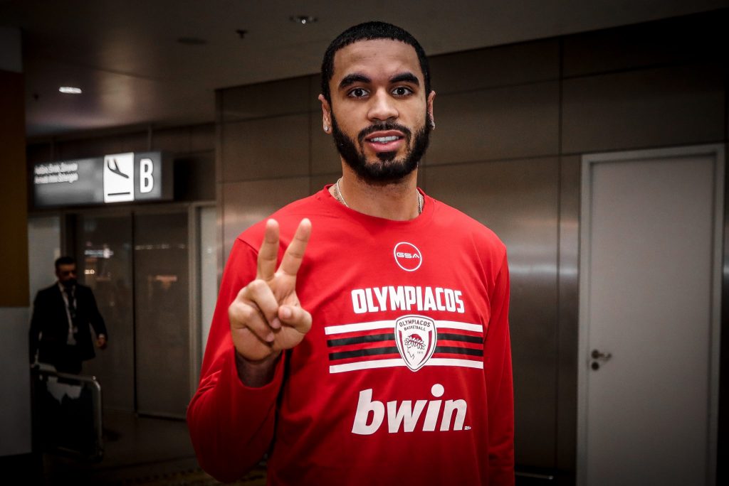 Στην Αθήνα για τον Ολυμπιακό ο Μήτρου Λονγκ (pics)