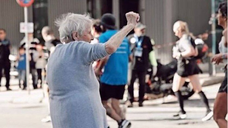 Η τραγική ιστορία πίσω από την 88χρονη που έγινε Viral στο Μαραθώνιο της Αθήνας