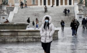 Καιρός: Χειμωνιάτικο σκηνικό με θυελλώδεις ανέμους και πτώση θερμοκρασίας