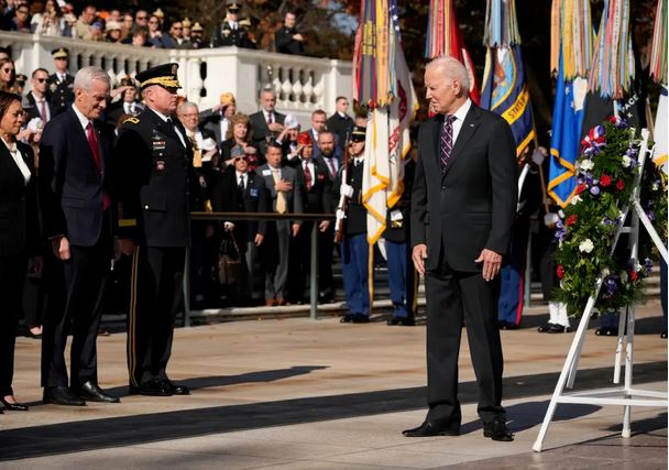 Τζο Μπάιντεν: Τι συμβαίνει με την υγεία του; – Χρειάστηκε βοήθεια από φρουρό σε τελετή κατάθεσης στεφάνου
