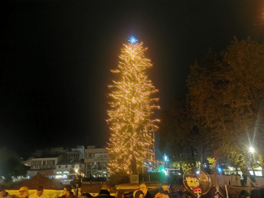 Φωταγωγήθηκε το υψηλότερο Χριστουγεννιάτικο δέντρο της Ελλάδας