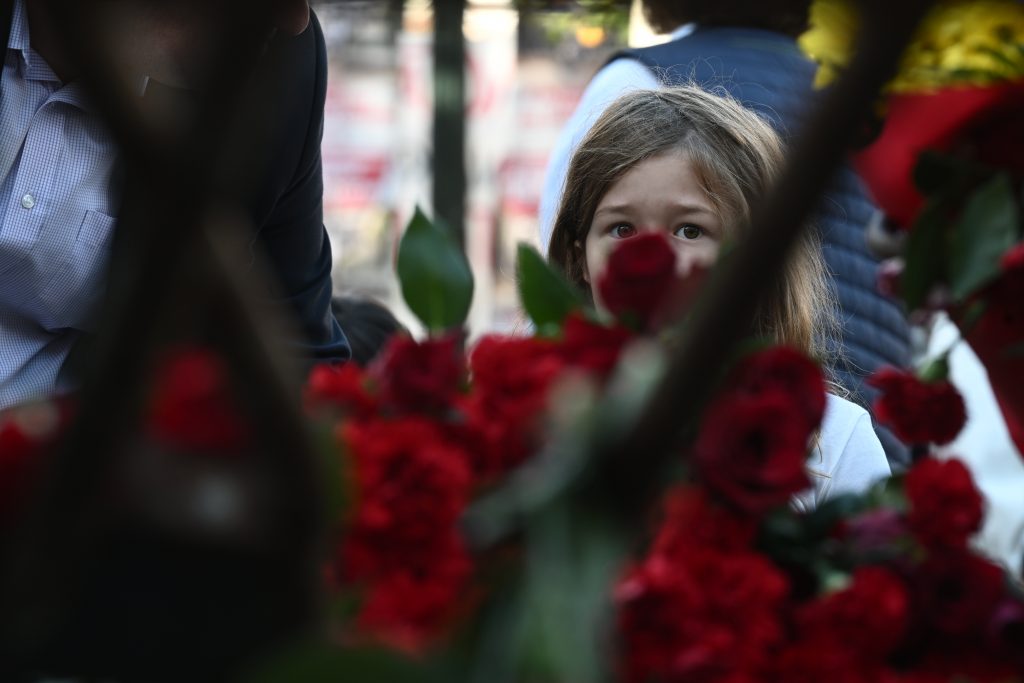 Πολυτεχνείο 2023: Πλήθος κόσμου τιμά με λουλούδια και ζωγραφιές την 50η επέτειο της εξέγερσης