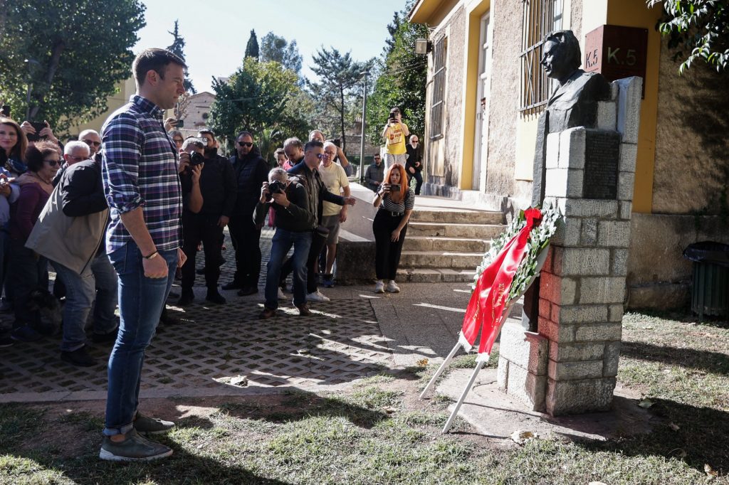 Στέφανος Κασσελάκης: Κατέθεσε στεφάνι για το Πολυτεχνείο στο μνημείο ΕΑΤ-ΕΣΑ