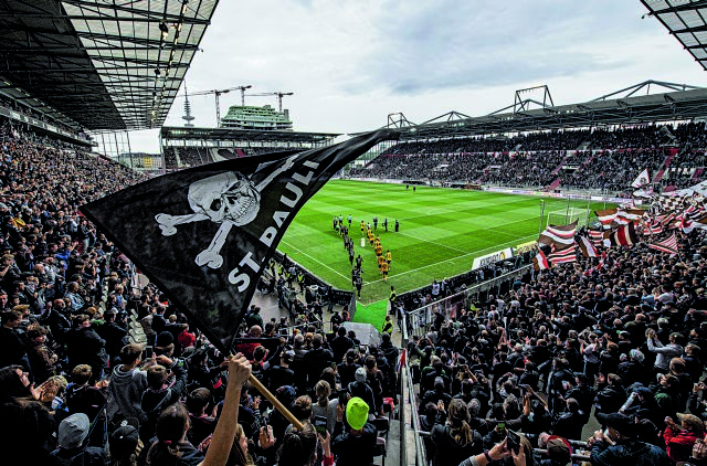 Τα κασκόλ της Ράγιο και το «Hell’s Bells» της Ζανκτ Πάουλι